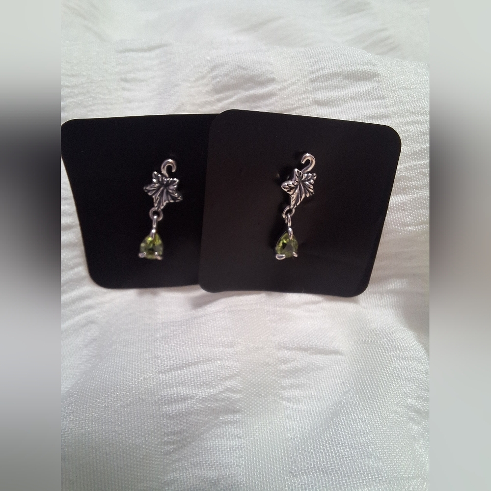 FERONIA. Ivy Leaf Peridot Stud Earrings - Silver REGALROSE